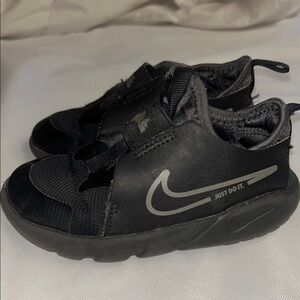 Nike Black Sneakers with Cushioned Midsole and Minimalist Design